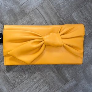 Bowah Habds through clutch